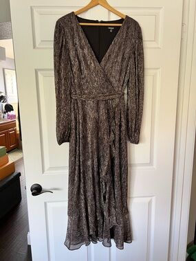 Kensie Silver Metallic Thread semi formal dress. Pre-lived in great condition.